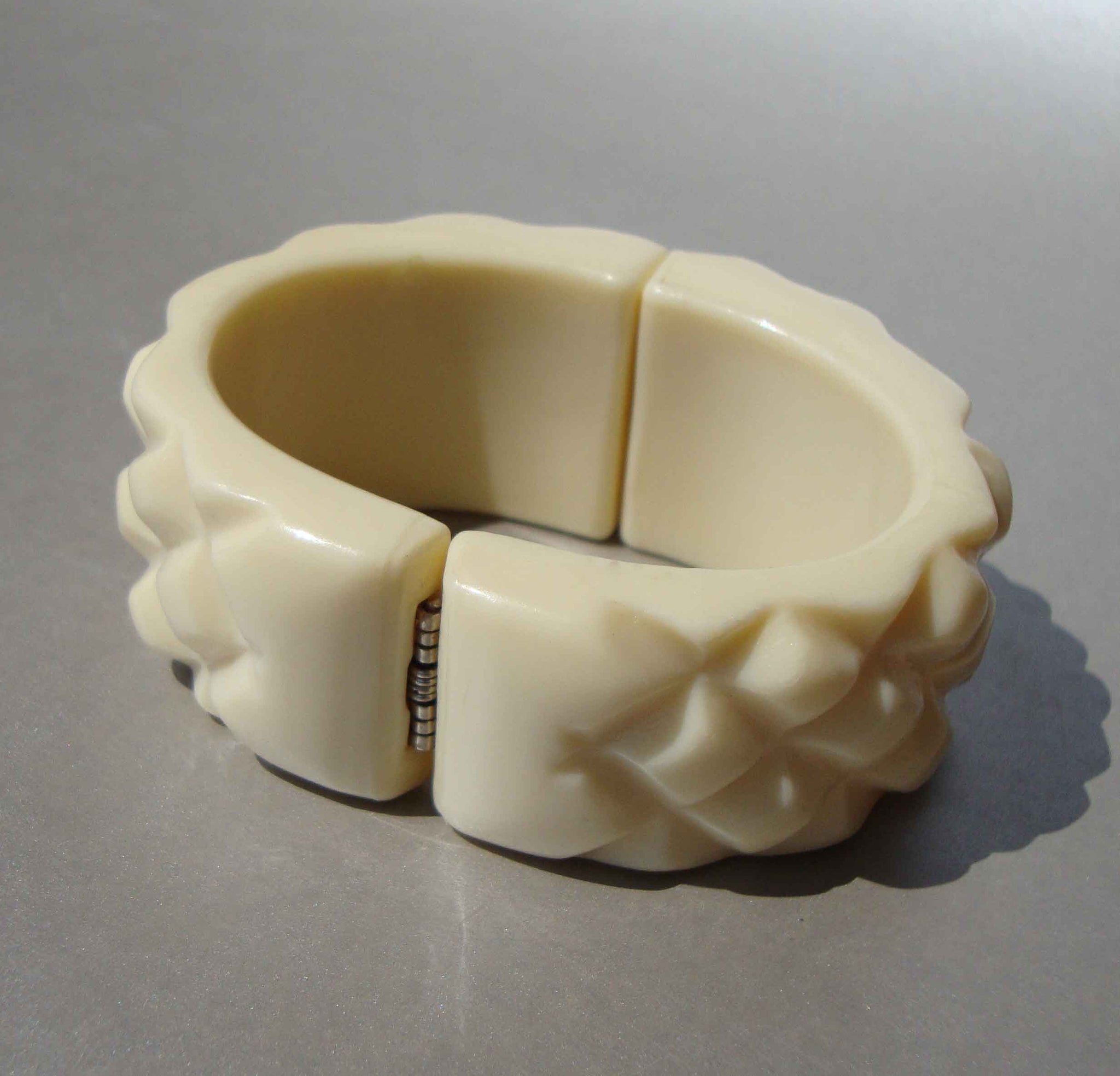 Vintage 30s Galalith Bracelet Carved Casein Clamper French Bakelite